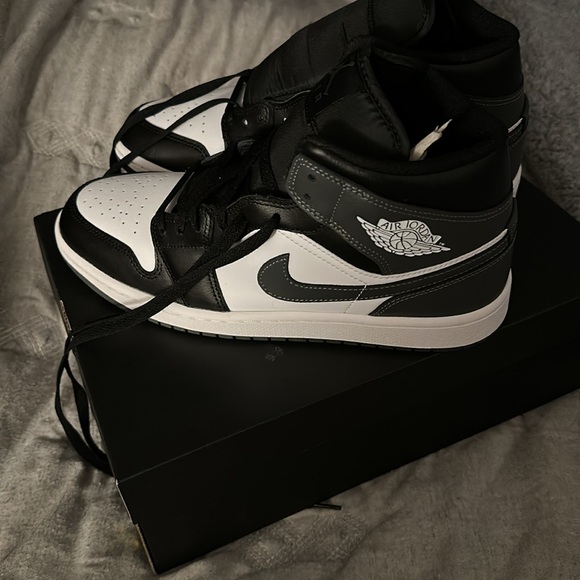 Air Jordan 1 Mid Men’s - Picture 2 of 6